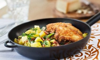 Kalbsschnitzel in Parmesanpanade mit Bratkartoffeln Kalbsschnitzel in Parmesanpanade mit Bratkartoffeln