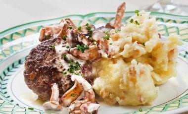 Kalbsbuletten mit Pfifferlingrahm und Kartoffelstampf Kalbsbuletten mit Pfifferlingrahm und Kartoffelstampf