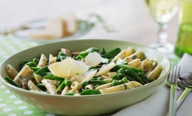 Pasta mit Zuckerschoten und Erbsen