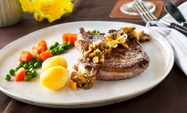 Rindersteak mit Gemüse und Mangosauce Rindersteak mit Gemüse und Mangosauce