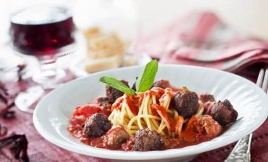 Spaghetti mit Hackbällchen, Tomatensauce und Parmesan Spaghetti mit Hackbällchen, Tomatensauce und Parmesan