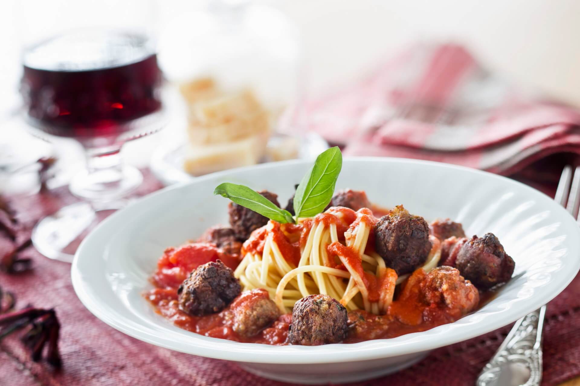 Spaghetti mit Hackbällchen, Tomatensauce und Parmesan - FreshMAG