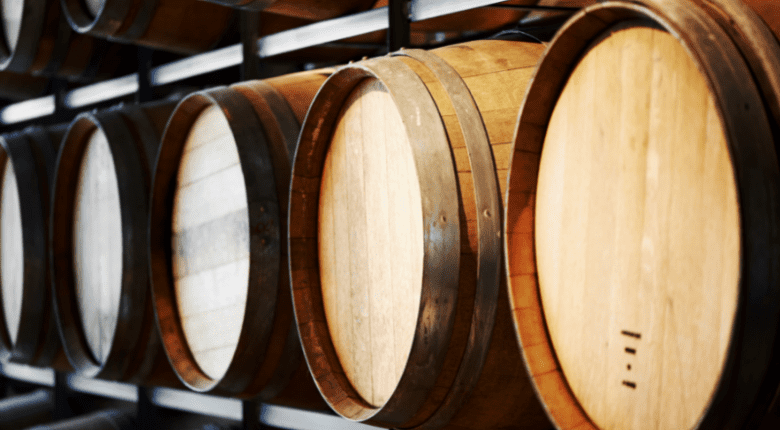 Verschiedene Holz-Weinfässer in einem Weinkeller.