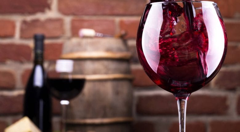 Rotwein und Weinfass