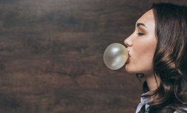 Kaugummi – Kälte löst das klebrige Problem