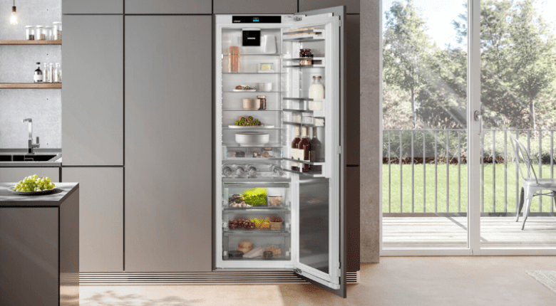 Liebherr-Kühlschrank in offener Küche.