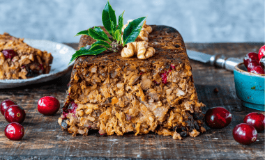 Veganer Nussbraten für Weihnachten mit leckeren Beilagen