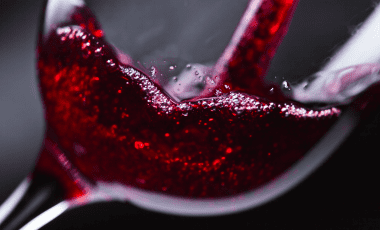 Was hilft bei Rotweinflecken?