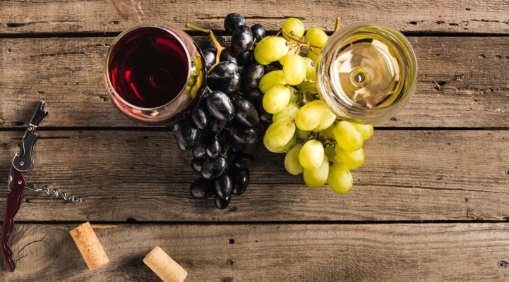 Плями від червоного вина не можна видалити за допомогою білого вина