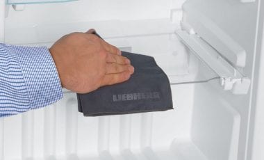 Как провести чистку холодильника