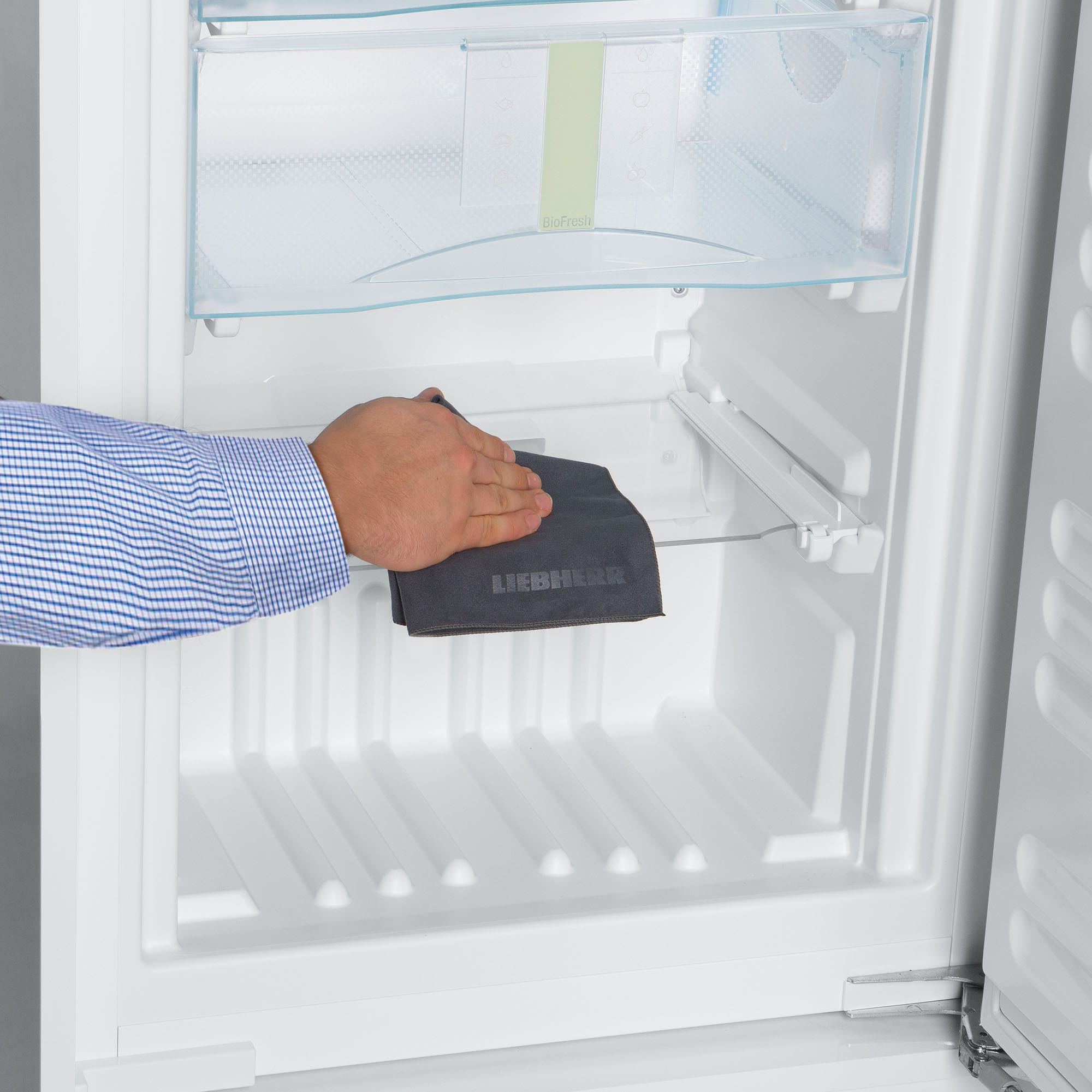 Из холодильника вынули закрытую крышкой. Чистка холодильника. Плесень в холодильнике. Плесень в морозильной камере. Аппарат для чистки холодильников.
