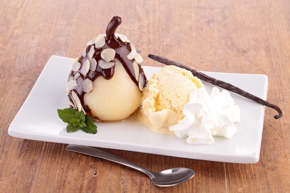 Десерт "Прекрасная Елена": томлённая груша с мороженым