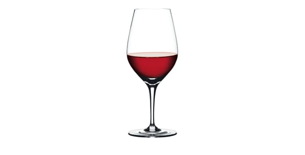 Стандартный бокал для красного вина также имеет тюльпанообразную форму, но он слегка выше, шире и больше по объёму.
