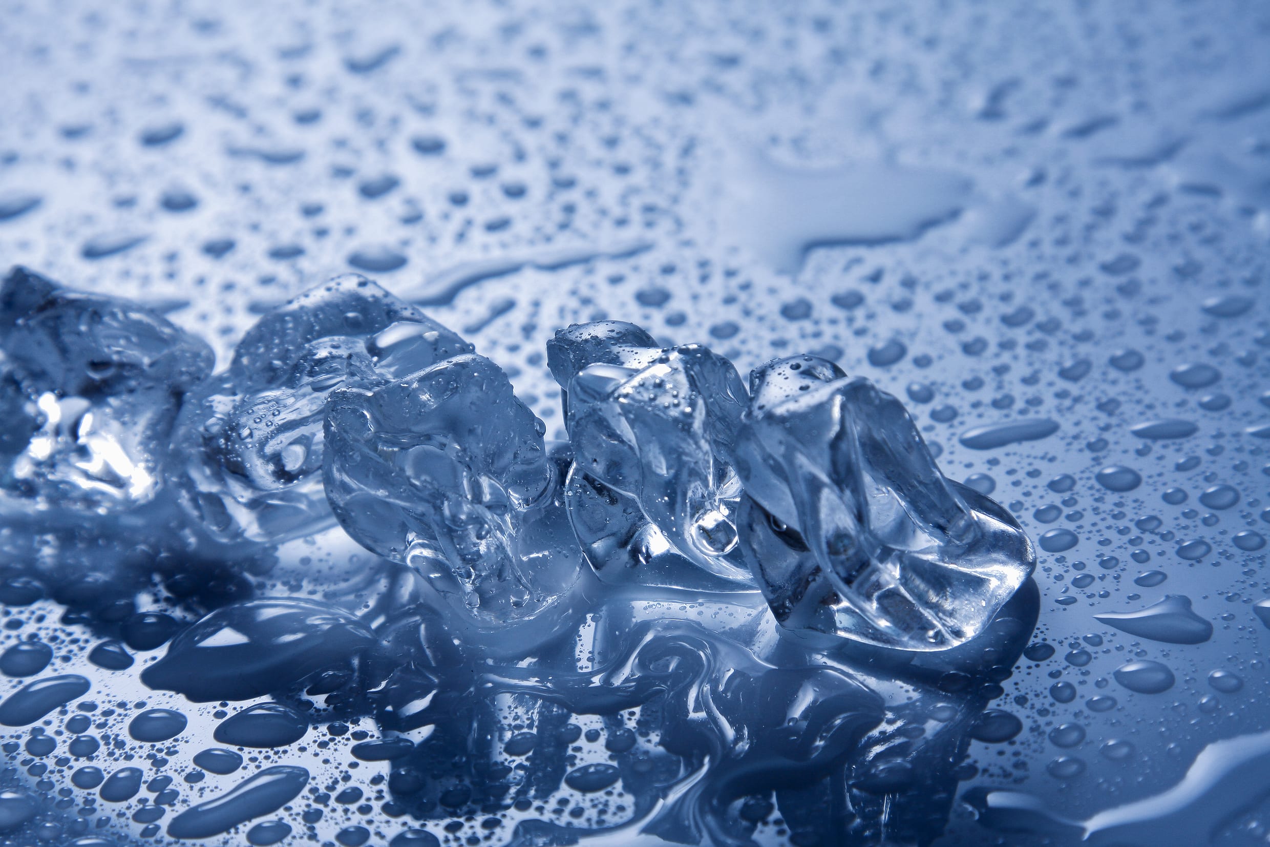 Холодильник капает вода. Лед. Капли на льду. Чешуйчатый лед с каплями воды. Вода лед капли.