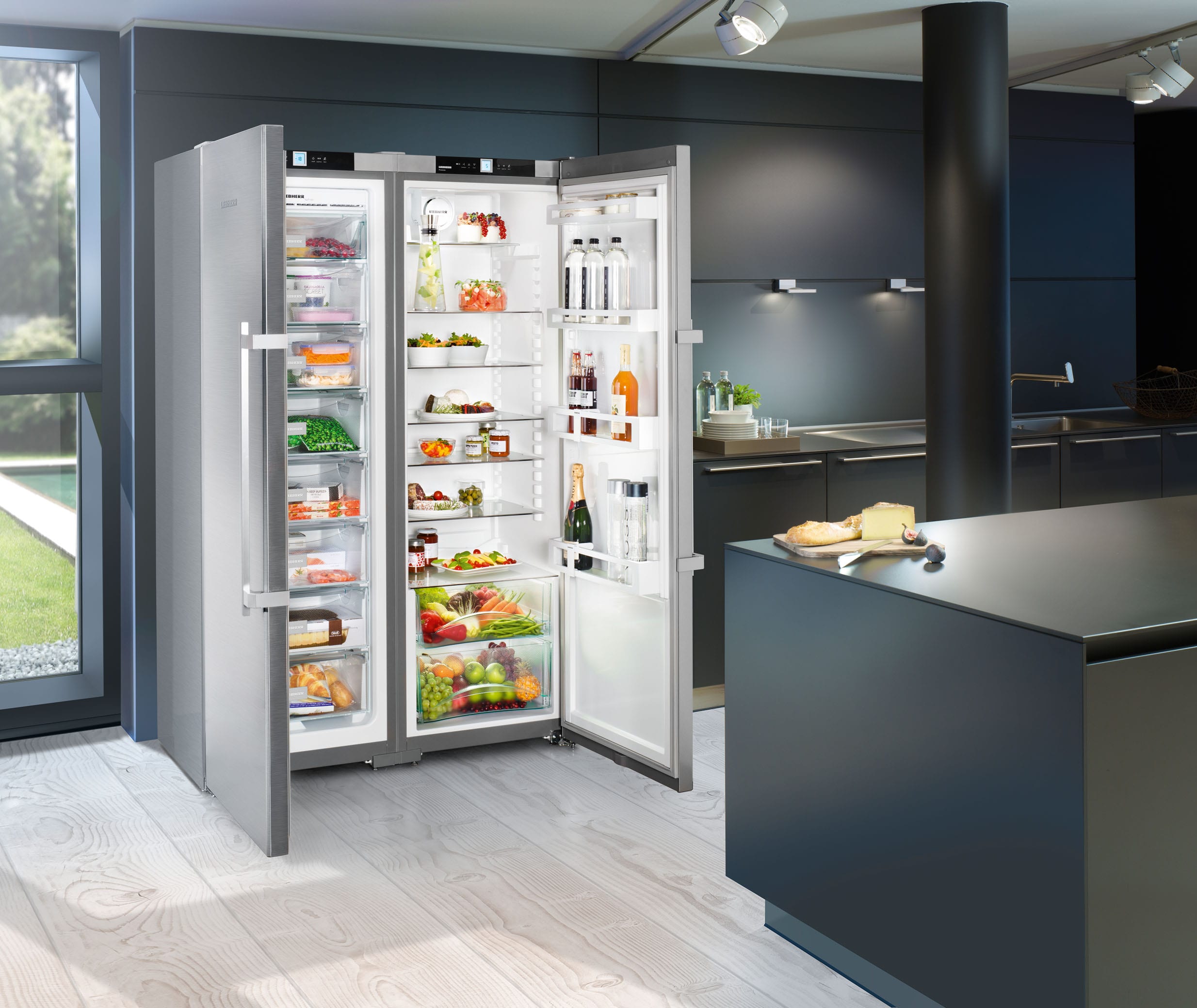 Черный холодильник в интерьере маленькой кухни