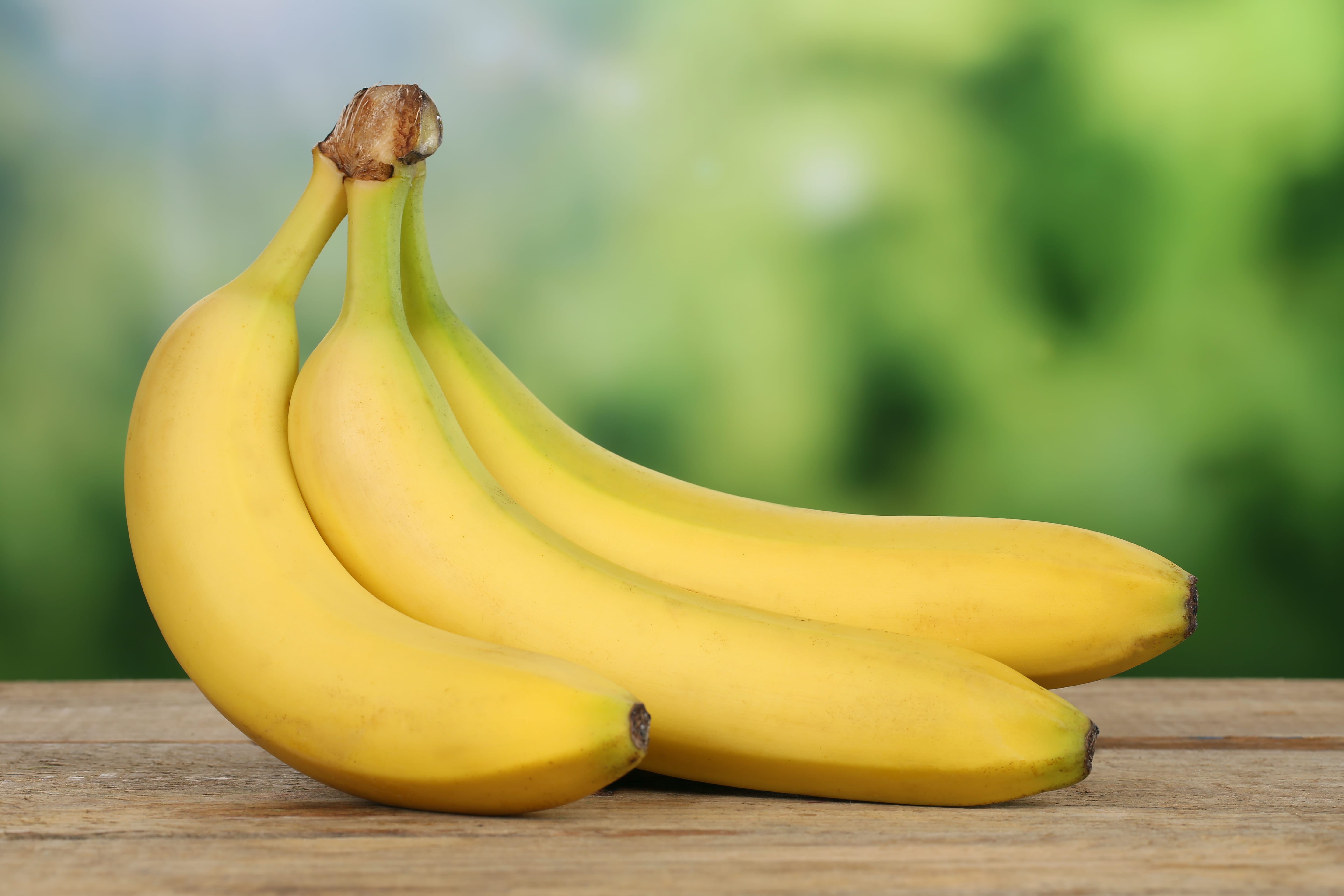 Можно ли бананы на голодный желудок утром. Спелый банан. Бананы в природе. Груша банан. Банан на голодный желудок.