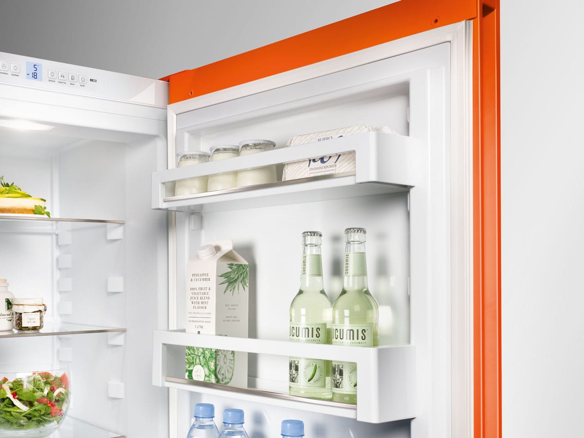 Внутреннее пространство оранжевого холодильника Liebherr CN 4313