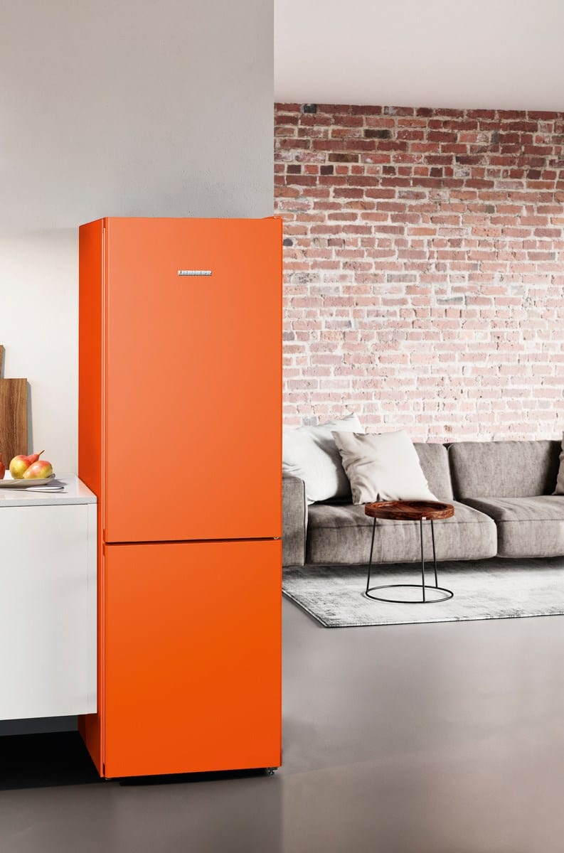 Фотография оранжевого холодильника в интерьере