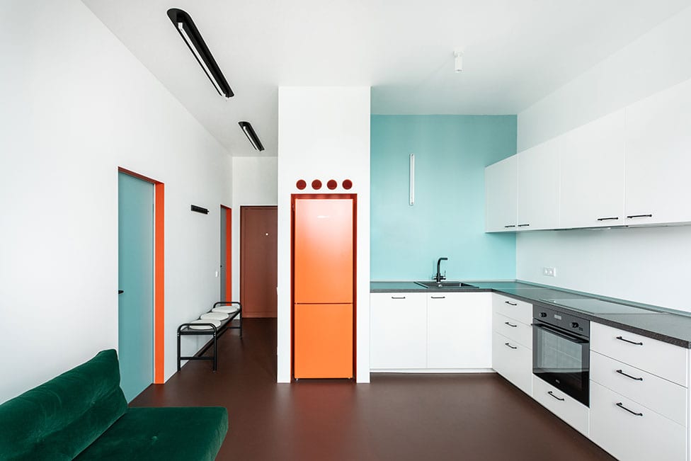 Оранжевый холодильник CNno 4313 в минималистичном интерьере.