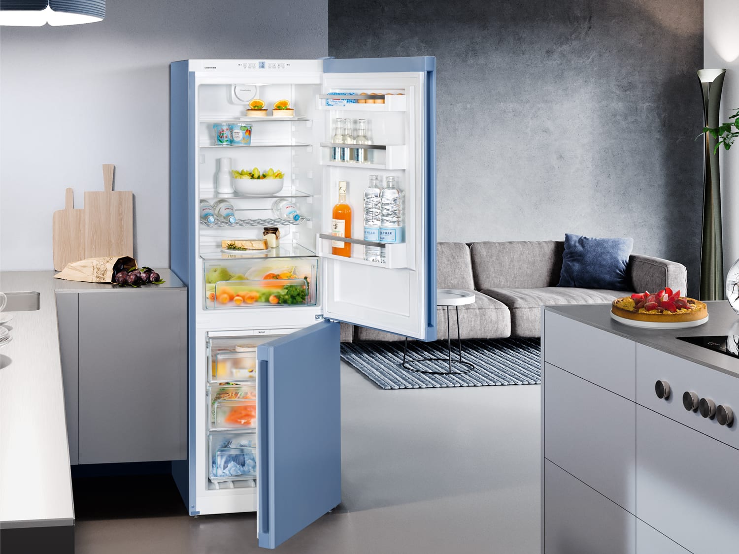 Синий холодильник в интерьере кухни