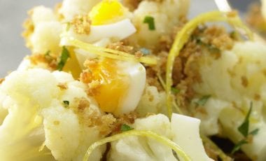 Цветная капуста с крутонами и яйцом