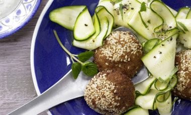 Салат из кабачков с фалафелем Салат из кабачков с фалафелем