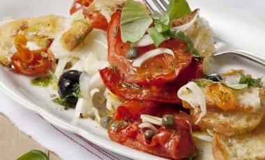 Хлебный салат с помидорами