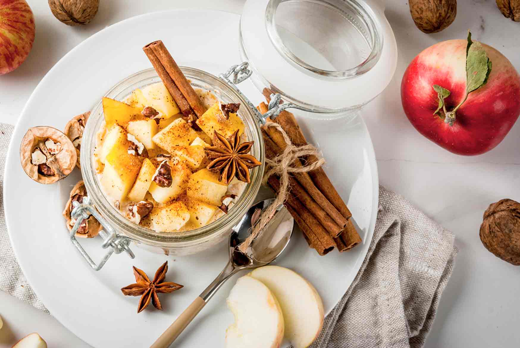 Идея для завтрака - йогурт с яблоками, грецкими орехами и корицей