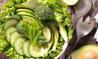 Лёгкий салат из авокадо, огурцов и брокколи