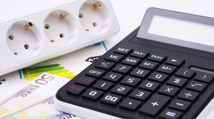 Stromdose Geld und Taschenrechner