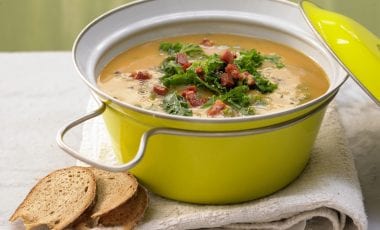 Spaanse aardappelsoep met chorizoblokjes Spaanse aardappelsoep met chorizoblokjes