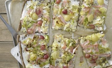 Knapperige spitskool-Flammkuchen Knapperige spitskool-Flammkuchen
