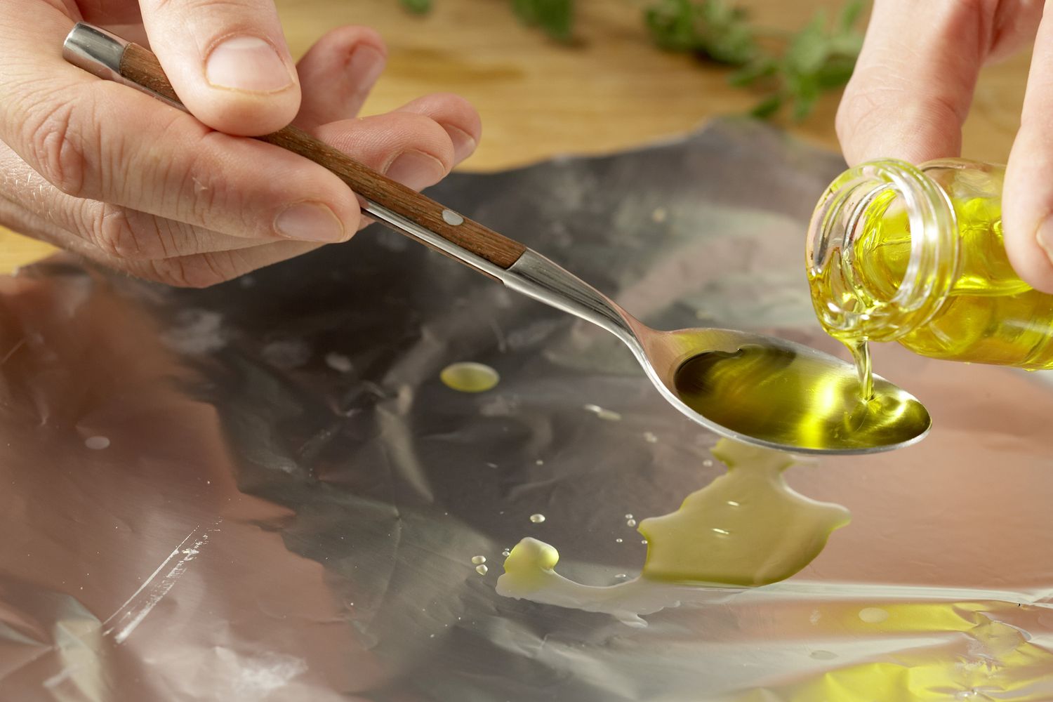 Смазывают ли фольгу маслом. Оливковое масло. Ложка оливкового масла. Смазываем оливковым маслом. Мастер класс приготовление оливкового масла.