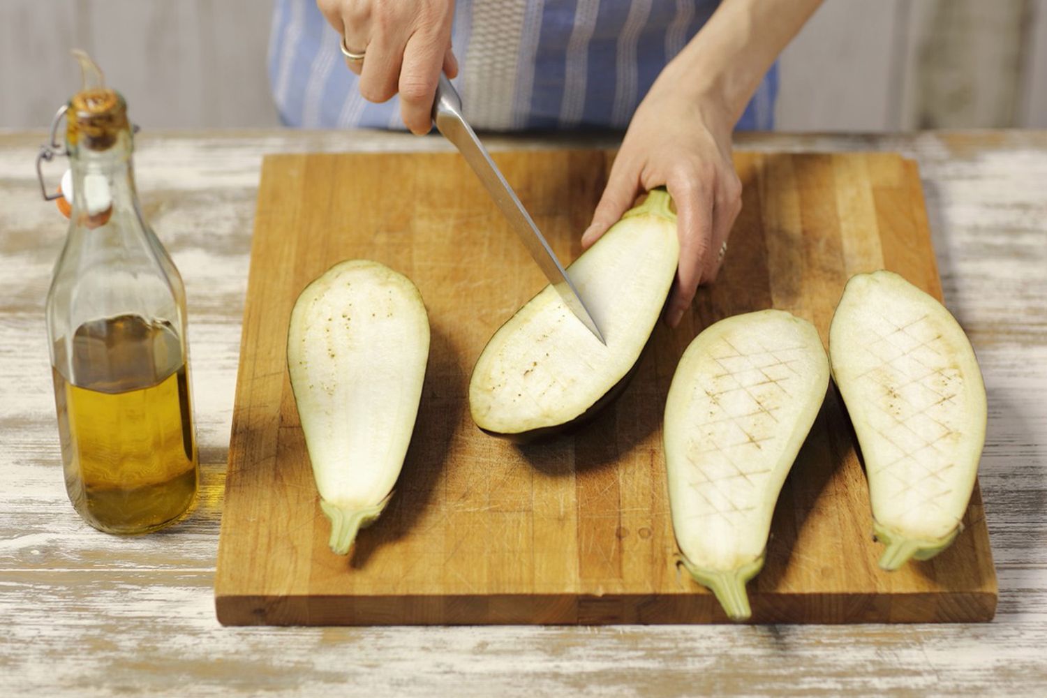 Überbackene Auberginenhälften mit Couscous - FreshMAG