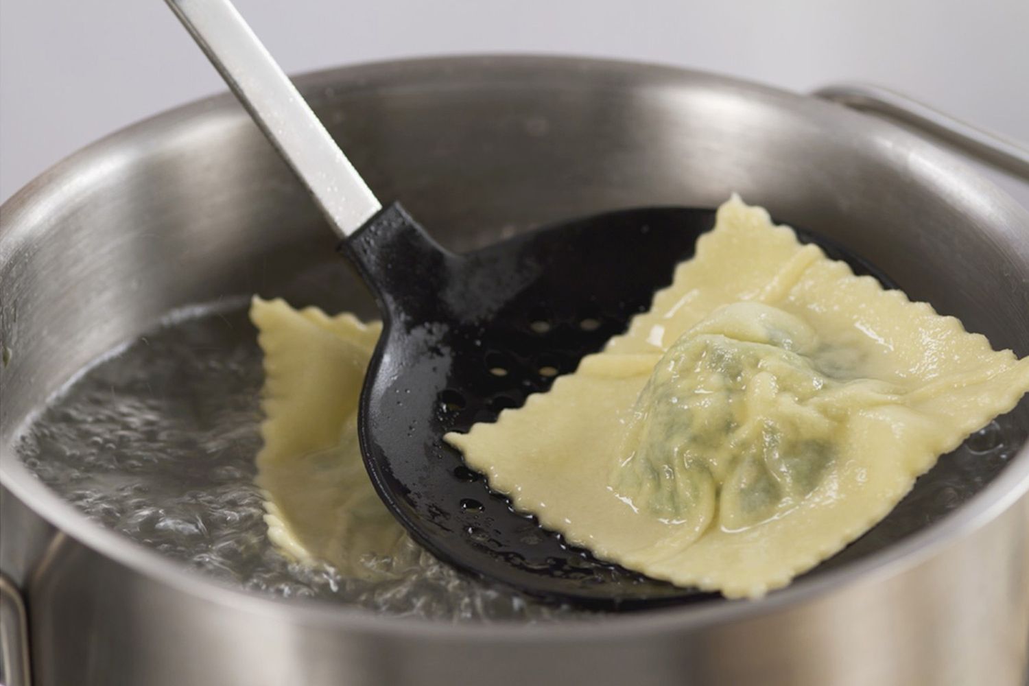 Mit Spinat und Ricotta gefüllte Ravioli - FreshMAG