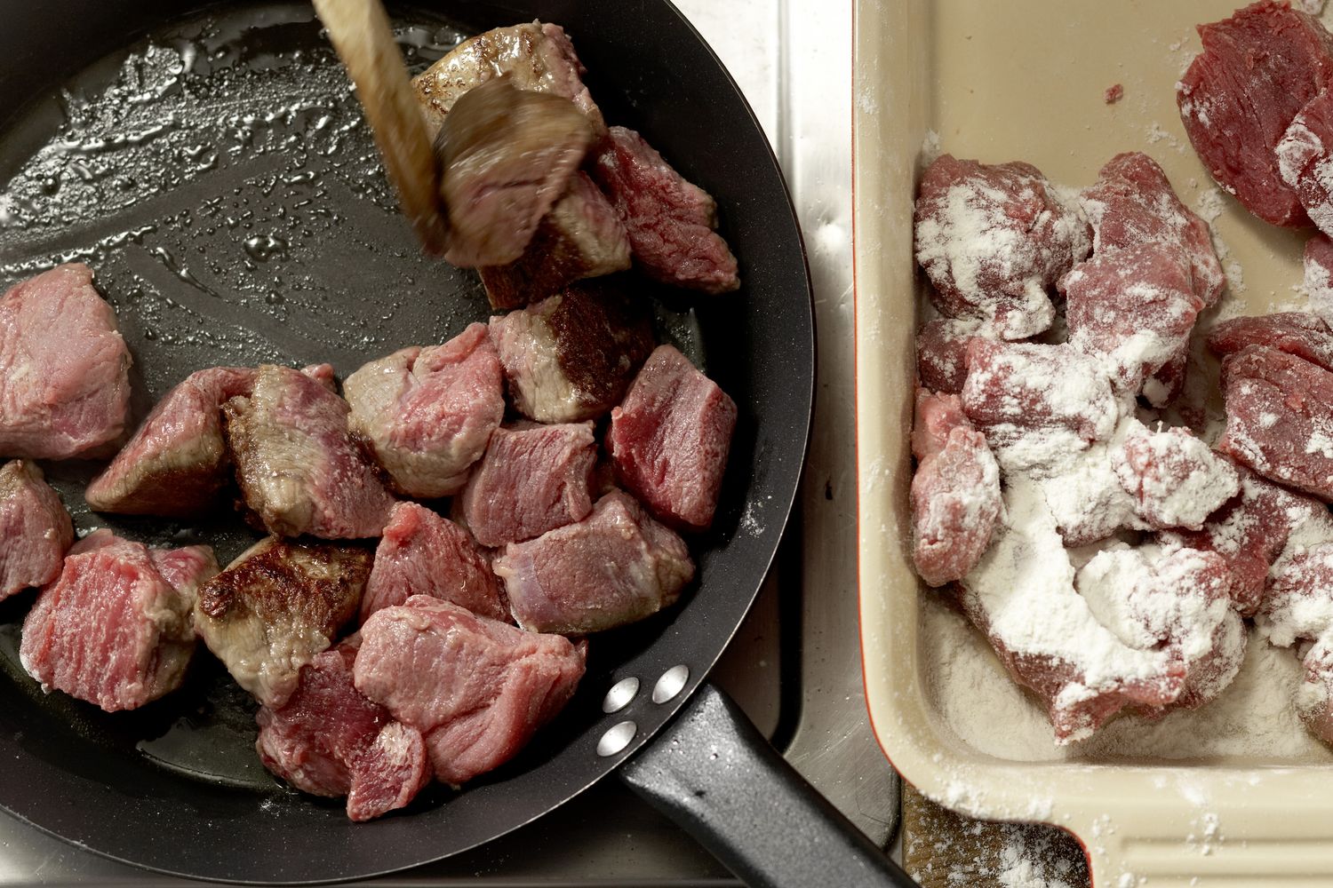 Сколько жарить говядину. Говядина жареная кусочками. Говядина на сковороде куском. Тушеная говядина куском в кастрюле. Говядина по бельгийски.